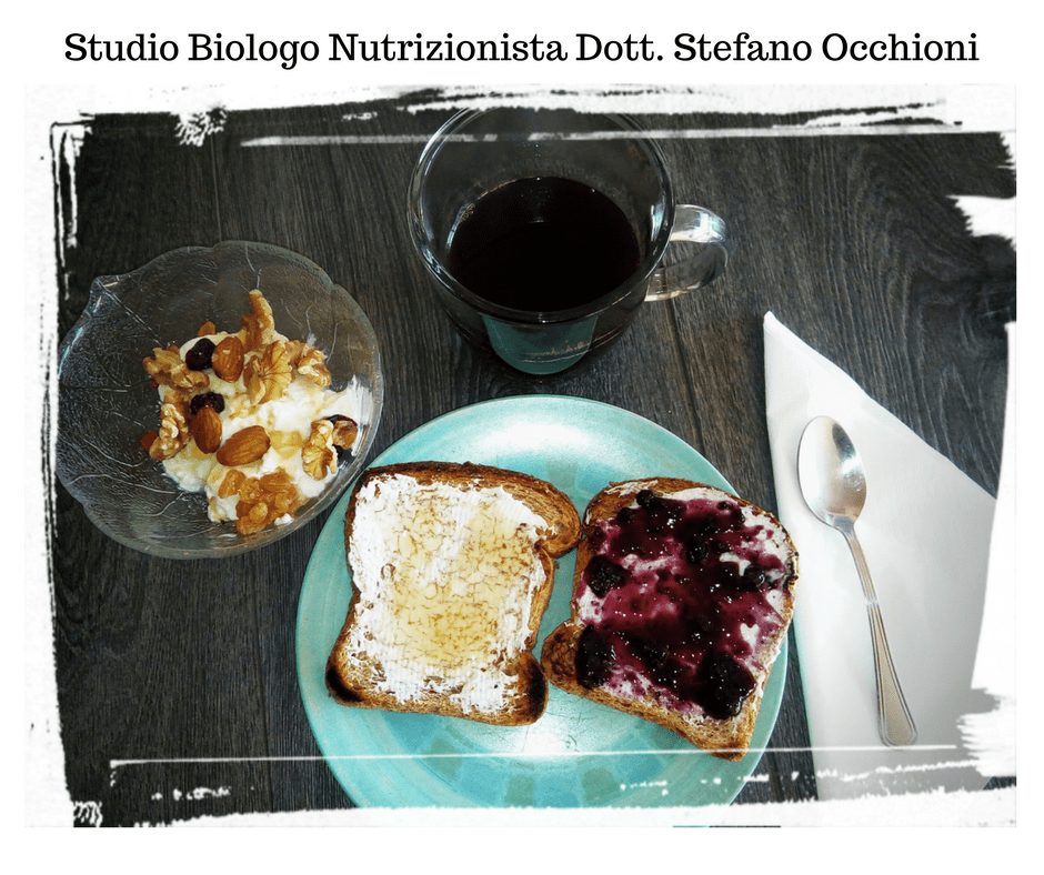 Colazione a base di quark Quark su fette di pane con marmellata o con frutta secca